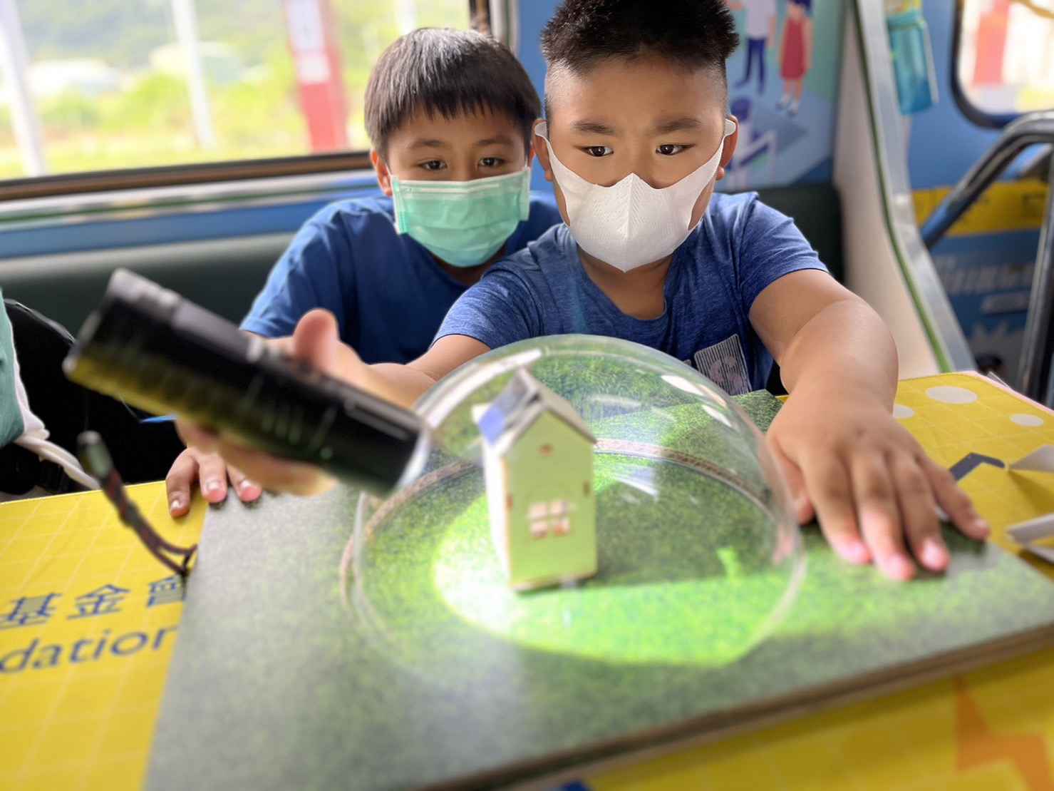 NG28娱乐參與基礎科學主題車廂，以STEAM教學精神，設計「逐日科學家」、「太陽能工程師」以及「淨零建築師」三大能源科普課程和實驗